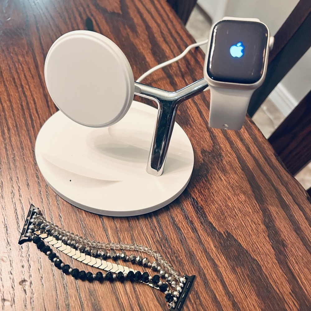 Apple Smartwatch with Charging Dock and Extra Band
